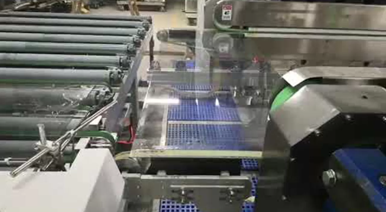 ویدئوی ماشین دور دو برابر خط مستقیم